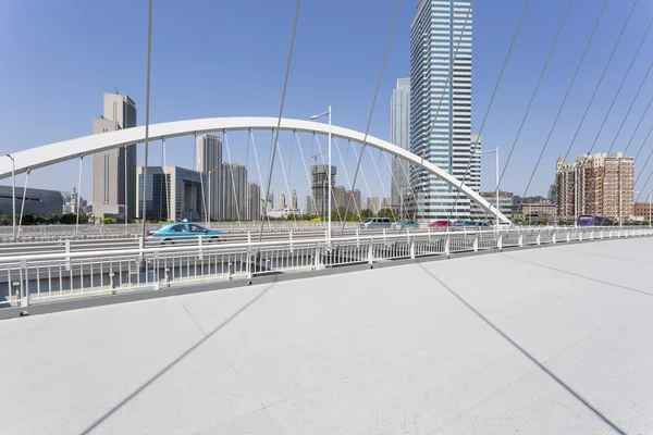 Modern köprü ve boş yol kat — Stok fotoğraf
