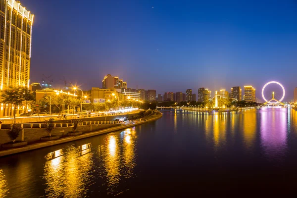 Verlichte skyline en stadsgezicht op rivieroever — Stockfoto