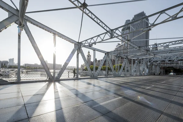 Puente moderno y suelo de camino vacío — Foto de Stock