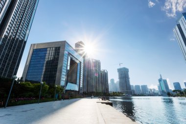 Modern Bina dış tuğla yola riverbank katında ile