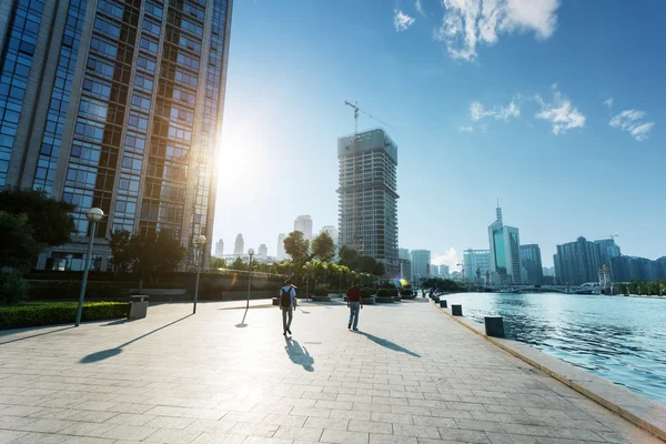 Bâtiments modernes en ville urbaine au bord de la rivière — Photo