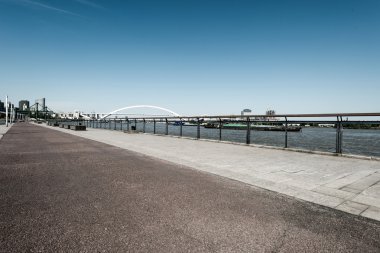 Modern Bina dış tuğla yola riverbank katında ile