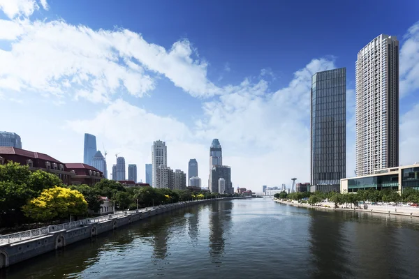 Edifici moderni in città urbana a riva del fiume — Foto Stock