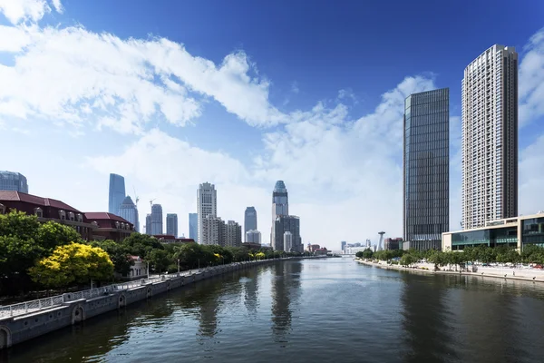 Moderne Gebäude in der Stadt am Flussufer — Stockfoto