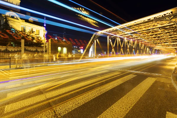 Траси світлофора на мосту — стокове фото