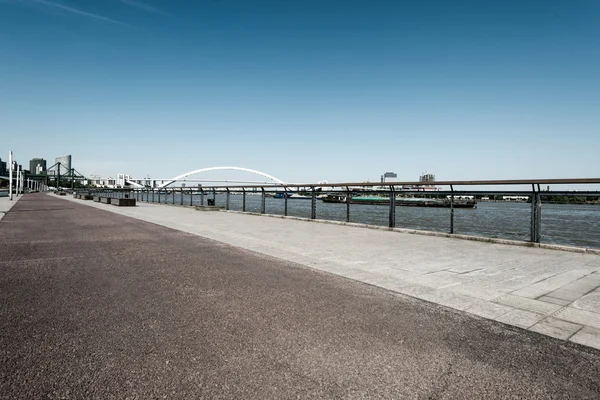 Modern Bina dış tuğla yola riverbank katında ile — Stok fotoğraf