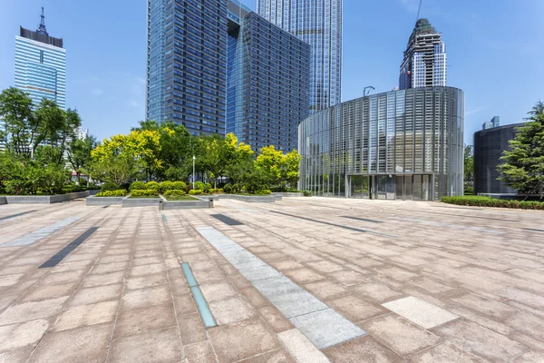 Moderne Stadt mit leerem Straßenboden — Stockfoto