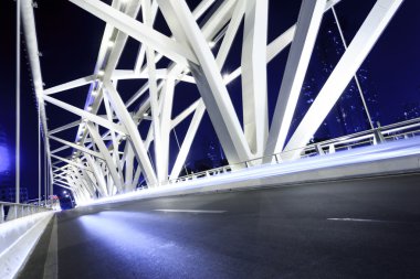 Geceleri boş yol kat ile modern köprü