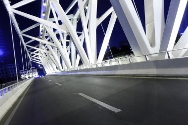 Geceleri boş yol kat ile modern köprü