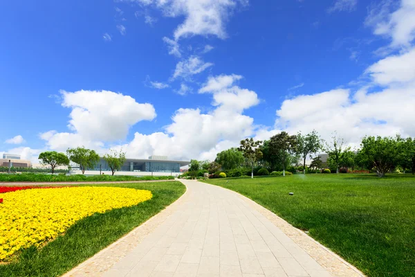 Sendero largo en parque moderno — Foto de Stock