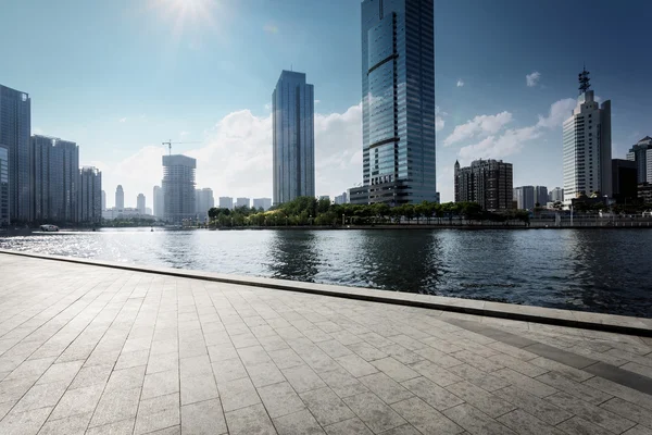 Edifício moderno com piso de estrada vazio — Fotografia de Stock