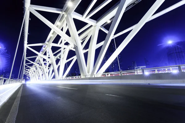 夜の空の道の床とモダンな橋 — ストック写真