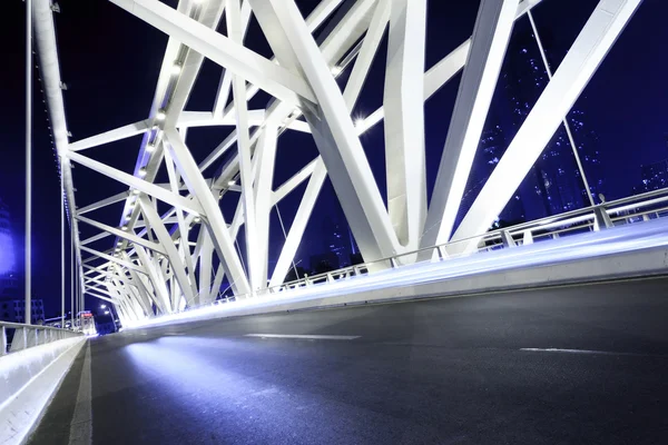 Moderne Brücke mit leerem Straßenboden in der Nacht — Stockfoto