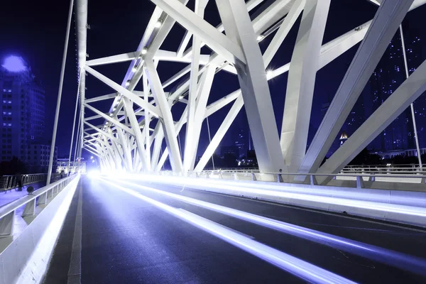 Moderní most s podlahou prázdné silnici v noci — Stock fotografie