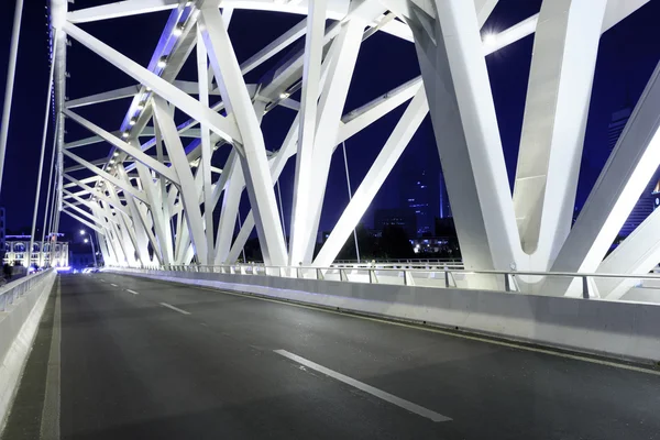 Современный мост с пустым дорожным полом ночью — стоковое фото