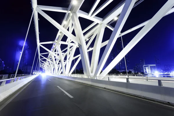 Moderne Brücke mit leerem Straßenboden in der Nacht — Stockfoto