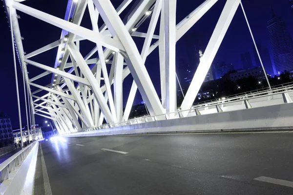 Moderne Brücke mit leerem Straßenboden in der Nacht — Stockfoto