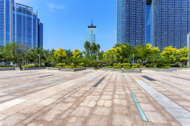 Modern manzarası ve boş yol kat
