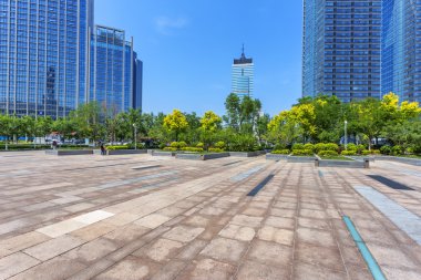 Modern manzarası ve boş yol kat