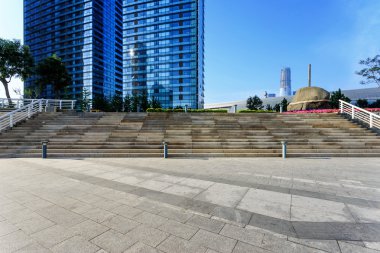 Modern manzarası ve boş yol kat