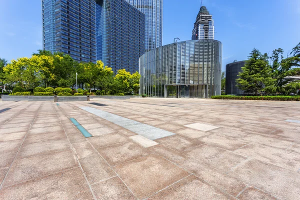 Moderne Skyline und leerer Straßenboden — Stockfoto