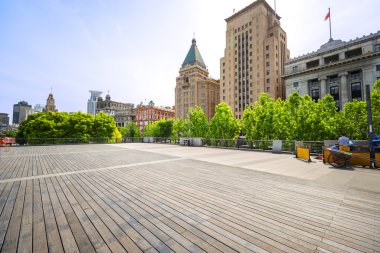 Modern manzarası ve boş yol kat