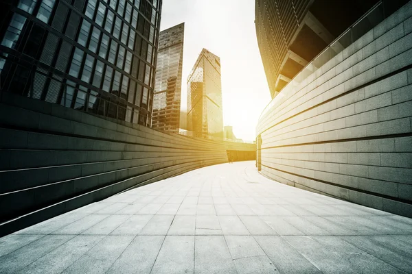 Edifício moderno exterior e piso caminho vazio — Fotografia de Stock