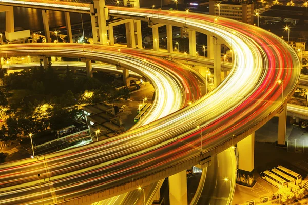 Intersecção rodoviária iluminada e vias de circulação — Fotografia de Stock