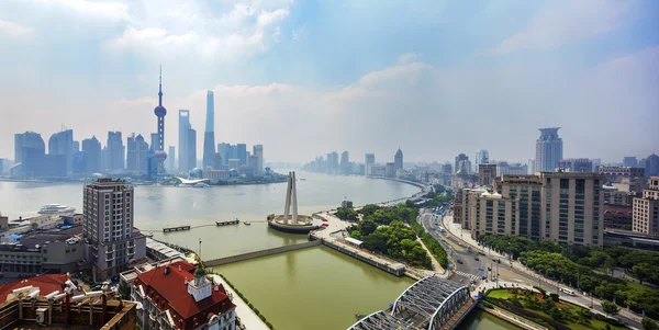 Vista panorámica de Shanghai en la orilla del río — Foto de Stock