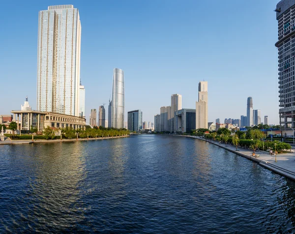 Bâtiments modernes en ville urbaine au bord de la rivière — Photo