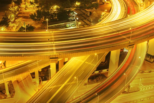 照亮的道路交叉口和交通步道 — 图库照片