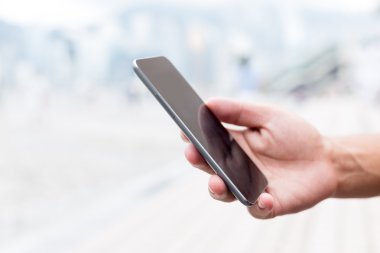cep telefonu Caddesi üzerinde tutan el
