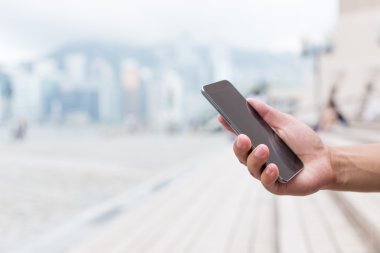 cep telefonu Caddesi üzerinde tutan el