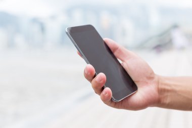 cep telefonu Caddesi üzerinde tutan el