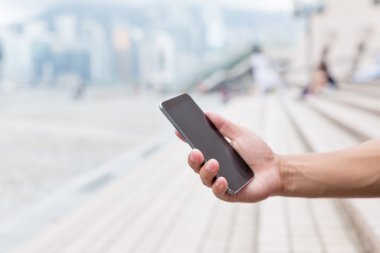 cep telefonu Caddesi üzerinde tutan el