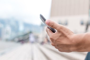 cep telefonu Caddesi üzerinde tutan el