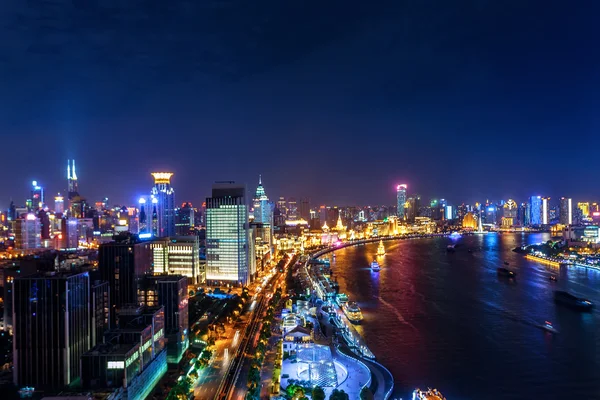 Skyline illuminato e paesaggio urbano — Foto Stock