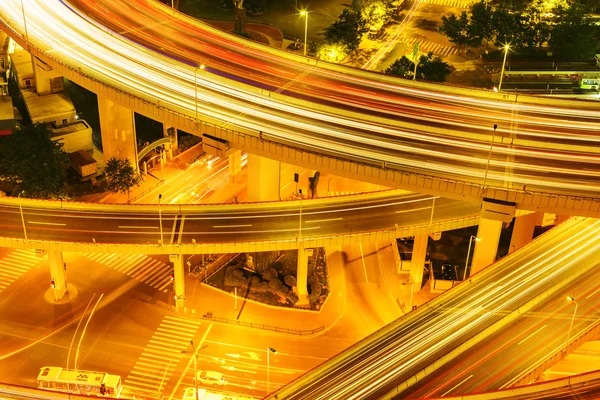 Intersección iluminada de carreteras y senderos de tráfico — Foto de Stock