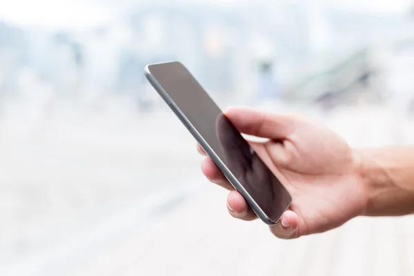 Handy in der Hand auf der Straße — Stockfoto