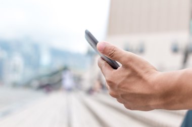 cep telefonu Caddesi üzerinde tutan el