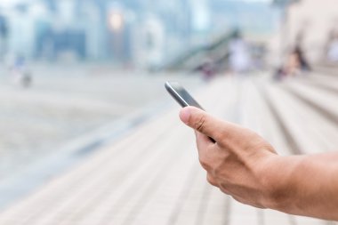cep telefonu Caddesi üzerinde tutan el