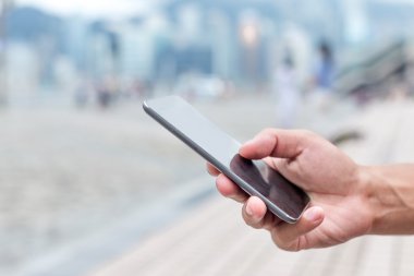 cep telefonu Caddesi üzerinde tutan el
