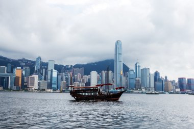 manzarası ve Binalar Hong Kong liman içinde