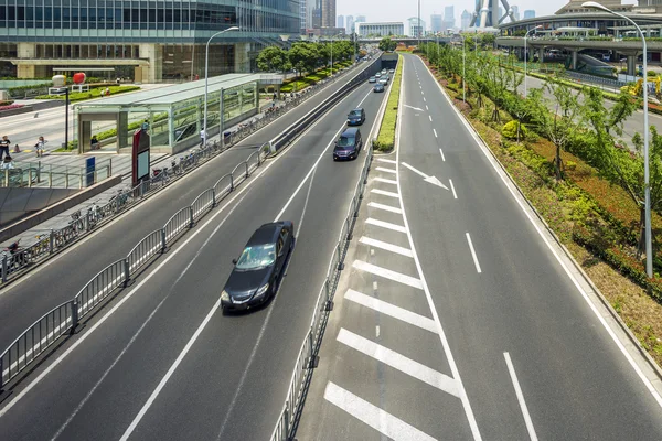 Shanghai by og trafik på vej - Stock-foto