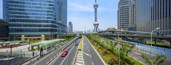 Stadtbild von Shanghai und Verkehr auf der Straße — Stockfoto