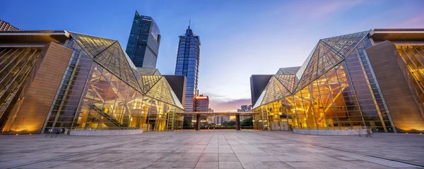 Verlichte modern gebouw buitenkant en lege street — Stockfoto