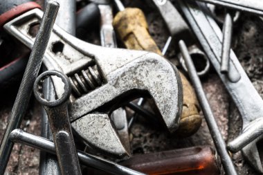 tuğla zemin üzerinde çalışma araçları