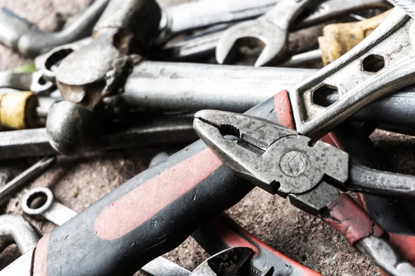 Strumenti di lavoro su terreno di mattoni — Foto Stock