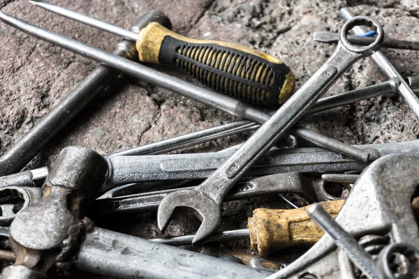 Werkzeuge auf Ziegelboden — Stockfoto