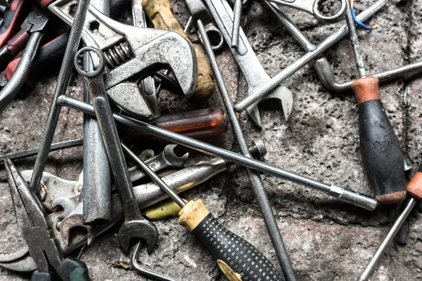 Strumenti di lavoro su terreno di mattoni — Foto Stock